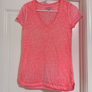 Women’s American Eagle Distressed Hot Pink T-Shirt - Size M